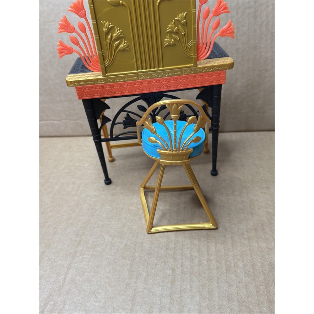 Monster High Doll G3 Cleo de Nile Self-scare Day Mirrored Vanity Table & Stool - Picture 6 of 9